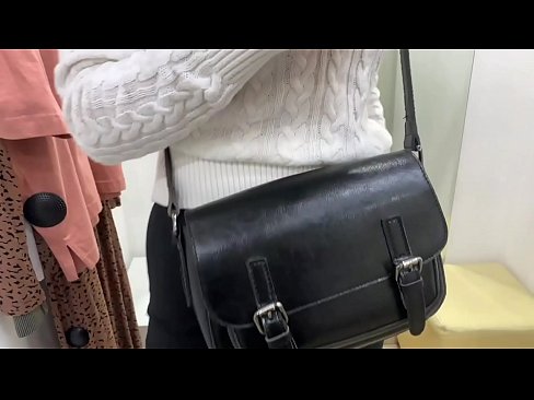 ❤️ Masturbasyona giştî ya keçika ciwan FeralBerry bi dilopek li jûreya fitarê Vîdyoyê porno li me ku.hentai-id.ru ️❤